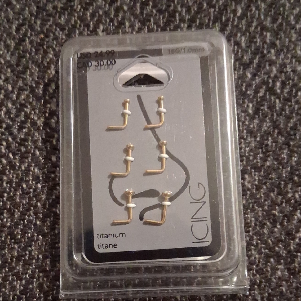 Icing Gold Titanium Nose Studs